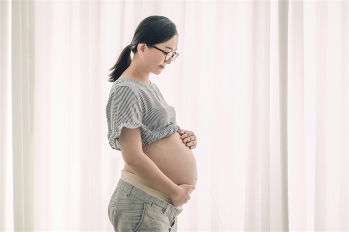 攝圖網_501037971_站在窗前的孕婦（企業商用）.jpg