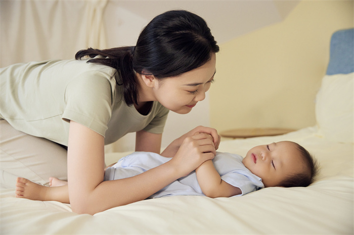 攝圖網_501776460_母嬰居家媽媽哄嬰兒睡覺（企業商用）.jpg