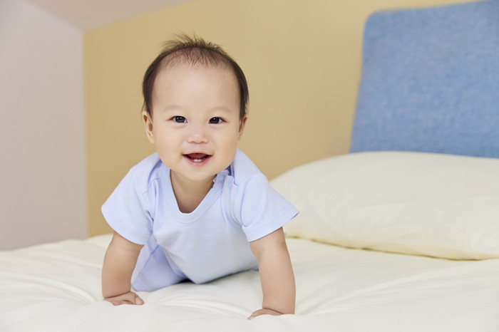 攝圖網_501776484_寶寶嬰幼兒居家在床上爬行玩耍（企業商用）.jpg
