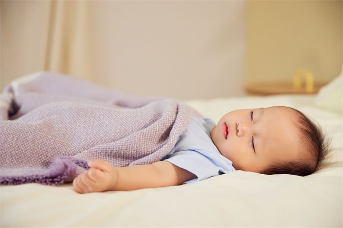 攝圖網_501776488_嬰幼兒寶寶蓋被子床上睡覺（企業商用）.jpg