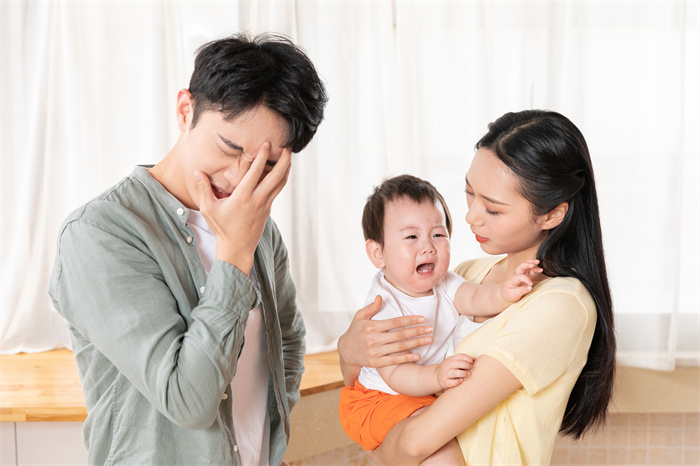 攝圖網_501625212_新手爸爸媽媽抱著嬰兒哭泣（企業商用）.jpg