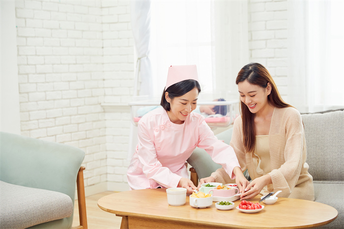 攝圖網_501692299_月子中心護工給產婦準備月子餐（企業(yè)商用）.jpg