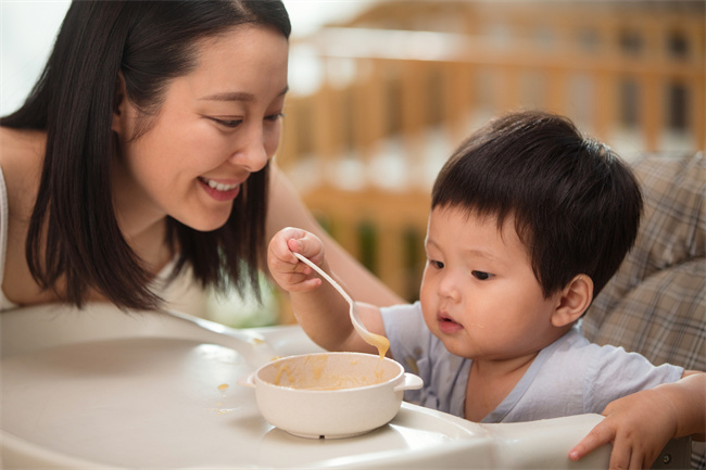 攝圖網_501919970_媽媽喂寶寶吃飯（企業商用）.jpg